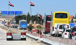 Photo d'un convoi de combattants du groupe rebelle Jaich al-Islam et de leurs familles après leur évacuation de la dernière poche insurgée dans la Ghouta orientale, en Syrie, le 3 avril 2018