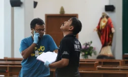 La police indonĂ©sienne dans l'Ă©glise oĂč s'est dĂ©roulĂ©e l'attaque Ă l'Ă©pĂ©e le 11 fĂ©vrier 2018 dans la province de Yogyakarta Ă Java en IndonĂ©sie