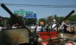 Des manifestants derriÚre une barricade, le 28 février 2021 à Rangoun, en Birmanie