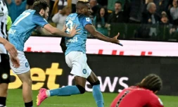 L'attaquant nigérian de Naples Victor Osimhen (c) vient de marquer le but de l'égalisation et du titre sur le terrain de l'Udinese, le 4 mai 2023 à Udine 