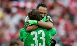 La joie des gardiens d'Arsenal d'Arsenal David Ospina et Petr Cech, après la victoire en finale de la Cup face à Chelsea, le 27 mai 2017 à Wembley