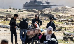 Un char de combat israélien est déployé pour garder une position pendant que des Palestiniens déplacés fuient Khan Younès dans le sud de la bande de Gaza, le 30 janvier 2024