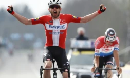 Danois Kasper Asgreen franchit en vainqueur la ligne d'arrivée du Tour des Flandres, le 4 avril 2021 à Oudenaarde