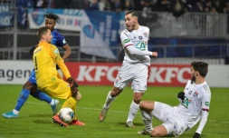 L'attaquant de l'OL Rayan Cherki (c) tir un penalty contre Bourg-en-Bresse en Coupe de France, le 4 janvier 2020 à Bourg-en-Bresse 