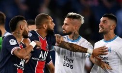 L'attaquant du Paris Saint-Germain Neymar et le défenseur de Marseille Alvaro Gonzalez séparés par le défenseur parisien Layvin Kurzawa lors du match de L1 entre les deux équipes au Parc de Princes stadium le 13 septembre 2020