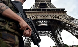 Un soldat français surveille la tour Eiffel le 20 juillet 2016 à Paris