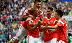 Le Russe Youri Gazinsky (c), félicité par des coéquipiers, vient de marquer le premier but du Mondial en Russie contre l'Arabie Saoudite, le 14 juin 2018 à Moscou  