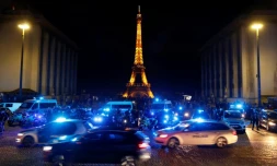 Des policiers manifestent sur la place du Trocadéro à Paris le 14 juin 2020