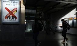 Une pancarte électorale contre l'interdiction de la publicité sur le tabac en Suissie, à Lausanne le 8 février 2022