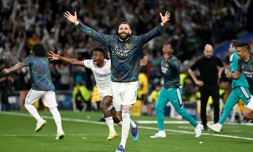 La joie de Karim Benzema et ses coéquipiers du Real après la qualification pour la finale de la Ligue des champions, le 4 mai 2022 à Madrid