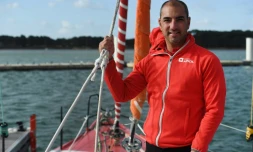 Le skipper français Damien Seguin, à bord de son monocoque Imoca, Groupe Apicil, à Lorient le 25 septembre 2020