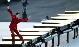 L'artiste Christine and The Queens lors de la cérémonie d'ouverture des Jeux paralympiques de Paris-2024, place de la Concorde à Paris, le 28 août 2024 