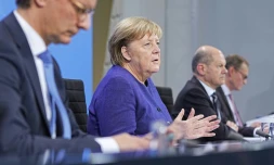 Angela Merkel, le Premier ministre de l'État de Rhénanie du Nord-Westphalie Hendrik Wuest (L) Le ministre allemand des Finances Olaf Scholz (2e D) et le maire de Berlin Michael Mueller (D) à la chancellerie de Berlin le 18 novembre 2021
 