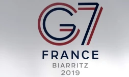 Le logo du sommet du G7 est exposé le 20 août 2019 à Biarritz, dans le sud-ouest de la France, où il se déroulera du 24 au 26 août 2019
