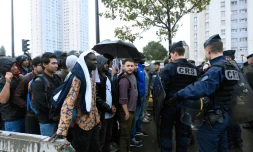 Opération d'évacuation de migrants par la police Porte de la Chapelle, dans le nord de Paris, le 18 août 2017