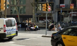 Des blessés sont traités sur place à Barcelone, le 17 août 2017, après l'attentat qui a fait 15 morts 