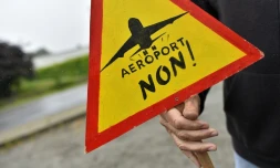 Un opposant à la construction d'un aéroport à  Notre-Dame-des-Landes tient une pancarte pour appeler à voter non à ce projet, le 13 juin 2016 à Notre-Dame-des-Landes 