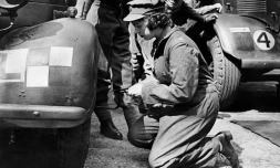 La princesse Elizabeth change une roue d'un tank dans les années 40 lors de la seconde guerre mondiale