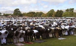 Des milliers de personnes prennent part à la prière du vendredi à Hagley Park à Christchurch, une semaine après la tuerie des mosquées