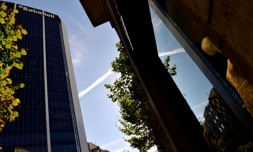 Banco Sabadell, deuxième banque catalane, la plus touchée avec un effondrement de son cours de près de 6%, prévoit un éventuel départ de son siège social de Catalogne