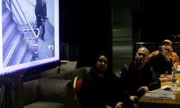 L'auteur de l'attaque d'un casino de Manille (à l'écran à gauche) sur des images de vidéosurveillance, le 3 juin 2017 dans la capitale philippine