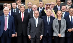 De gauche à droite: l'ambassadeur de Russie en France Alexandre Orlov, le secrétaire d'Etat américain John Kerry, le président Francois Hollande, le ministre des Affaires étrangères Jean-Marc Ayrault et la chef de la politique étrangère de l'UE, Federica Mogherini, à la conférence de paix du Moyen-Orient à Paris le 15 janvier 2017