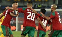 L'attaquant Aziz Bouhaddouz (2g) est congratulé par ses coéquipiers après avoir ouvert le score pour le Maroc face au Togo lors de la CAN, le 20 janvier 2017 à Oyem 