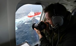 Un militaire de la marine nationale surveille le trafic maritime pour identifier les navires se dirigeant vers la côte française lors d'un vol au dessus de la Méditerranée à bord d'un Falcon 50, le 10 janvier 2017 