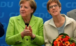 La Chancelière allemande Angela Merkel (g) et la candidate de la CDU aux élections régionales en Sarre, Annegret Kramp-Karrenbauer, le 27 mars 2017 à Berlin