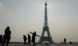Une femme pose devant la tour Eiffel à Paris, le 21 février 2018