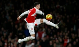 Le milieu de terrain allemand d'Arsenal Mesut Özil tente une reprise contre Bournemouth en Premier League à Londres le 28 décembre 2015