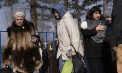 Des réfugiés ukrainiens traversent la frontiÚre ukraino-roumaine à Siret, dans le nord de la Roumanie, le 20 mars 2022