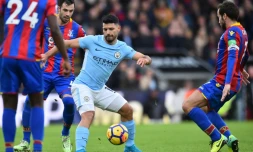 L'attaquant argentin de Manchester City Sergio Aguero (c) aux prises avec le milieu de terrain français de Crystal Palace Yohan Cabaye (d) lors d'un match de Premier League, le 31 décembre 2017 à Londres
