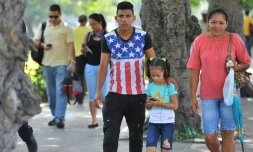 Un Cubain porte un t-shirt aux couleurs du drapeau américain dans une rue de La Havane, le 19 juillet 2016