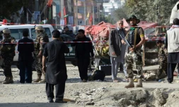 Des policiers afghans après un attentat suicide contre une mosquée chiite, le 29 septembre 2017 à Kaboul