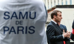 Le président Emmanuel Macron au centre d'appel des urgences de l'hôpital Necker le 