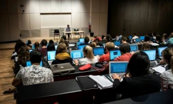 Des étudiants prennent des notes lors d'un cours dans une université de Lyon (France) le 18 septembre 2015