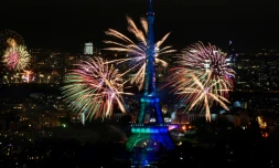 Feux d'artifice au-dessus de la Tour Eiffel à Paris lors de la fête nationale, le 14 juillet 2022