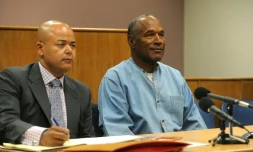 L'ancien footballeur américain O.J. Simpson (d), depuis sa prison de Lovelock, s'exprime par vidéoconférendce devant la commission de l'Etat du Nevada, le 20 juillet 2017
