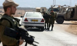 Des soldats islraéliens filtrent les voitures le 2 octobre 2015 Beit Furik