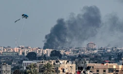 Un cerf-volant dans le ciel de Rafah, dans le sud de la bande de Gaza, pendant un bombardement sur Khan Younès, le 20 février 2024