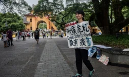 La militante environnementale Howey Ou manifeste dans les rues de Guilin (Chine), le 7 août 2020