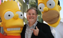 Le créateur des Simpsons, Matt Groening entouré des personnages de Bart et Homer sur le Hollywood Walk of Fame, le 14 février 2012 à Los Angeles