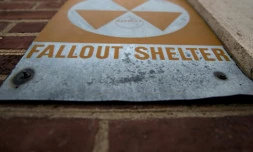 Un panneau signale la présence d'un abri anti-nucléaire au sous-sol de l'école Oyster-Adams dans les années 1960, le 17 avril 2018 à Washington