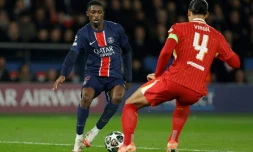 L'attaquant du PSG Ousmane Dembélé face au défenseur de Liverpool Virgil van Dijk, en huitième de finale aller de la Ligue des champions, le 5 mars 2025 au Parc des Princes