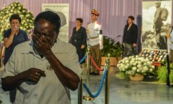 Des cubains rendent hommage à Fidel Castro devant un mémorial à La Havane, le 28 novembre 2016