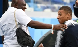 L'attaquant français Kylian Mbappé (d) et son papa Wilfried après le quart de finale contre l'Uruguay, le 6 juillet 2018 à Nijni Novgorod 