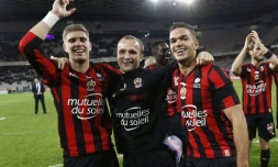 Les Niçois Hatem Ben Arfa (d), Valère Germain (c) et Maxime Le Marchand (g), à la fin du match contre Lyon, le 20 novembre 2015 à Nice