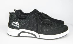 Des imitations de tennis Adidas vendues en Chine sous la marque "Ababis", le 6 novembre 2018