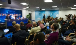 L'entraîneur du PSG, Laurent Blanc (c) et son attaquant Zlatan Ibrahimovic (d) en conférence de presse, le 24 novembre 2015 à Malmö